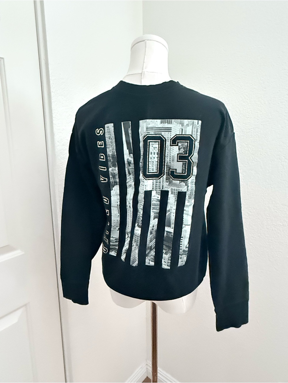 Boy’s Black Graphic Crewneck Sweatshirt - XL